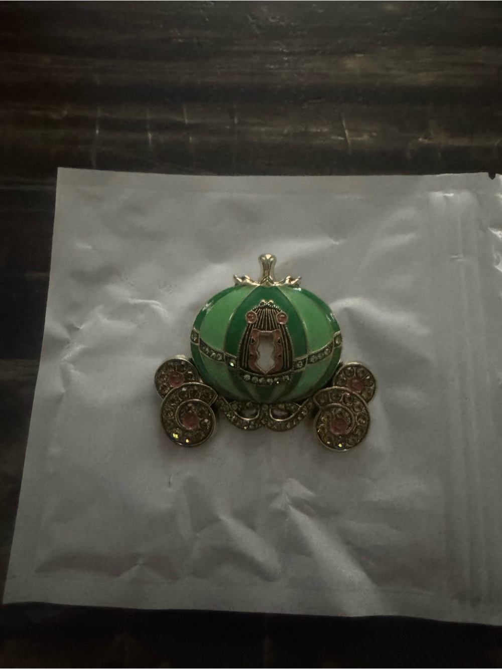 Green Enamel Carriage Pin Brooch - Picture 3 of 9